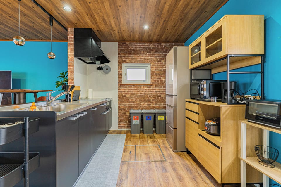 Full-size fridge, microwave, stovetop, toaster
