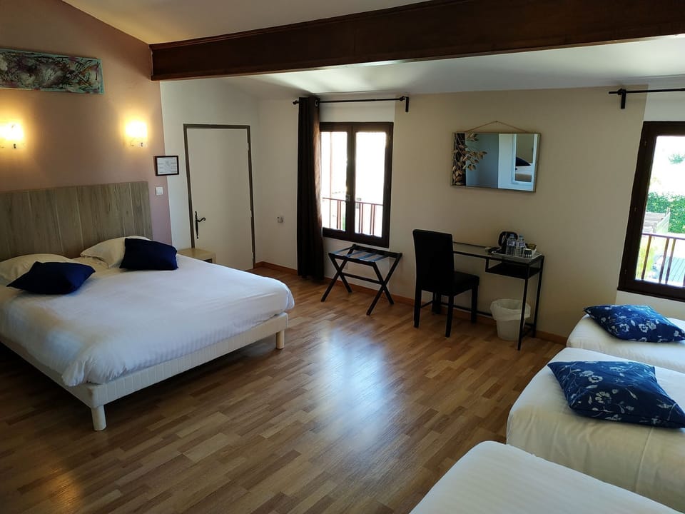 Quintuple Room | Desk, free WiFi, bed sheets