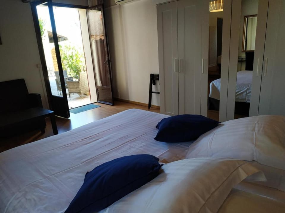 Quadruple Room | Desk, free WiFi, bed sheets