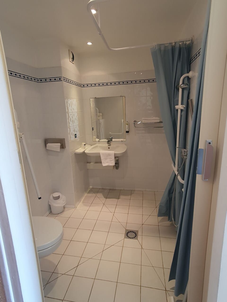 Double Room, Accessible | Bathroom | Free toiletries