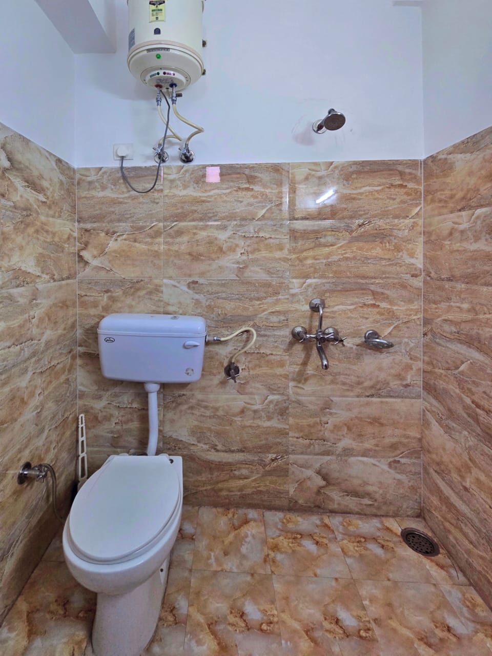Deluxe Non View Double Bed Room | Bathroom | Shower, free toiletries, slippers, towels