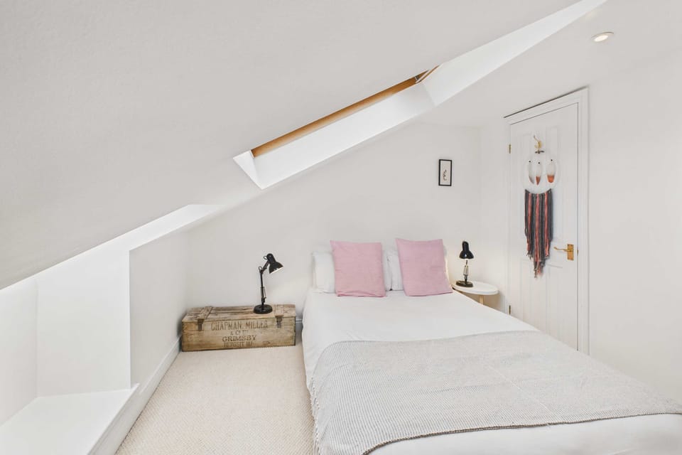 House | 4 bedrooms, desk