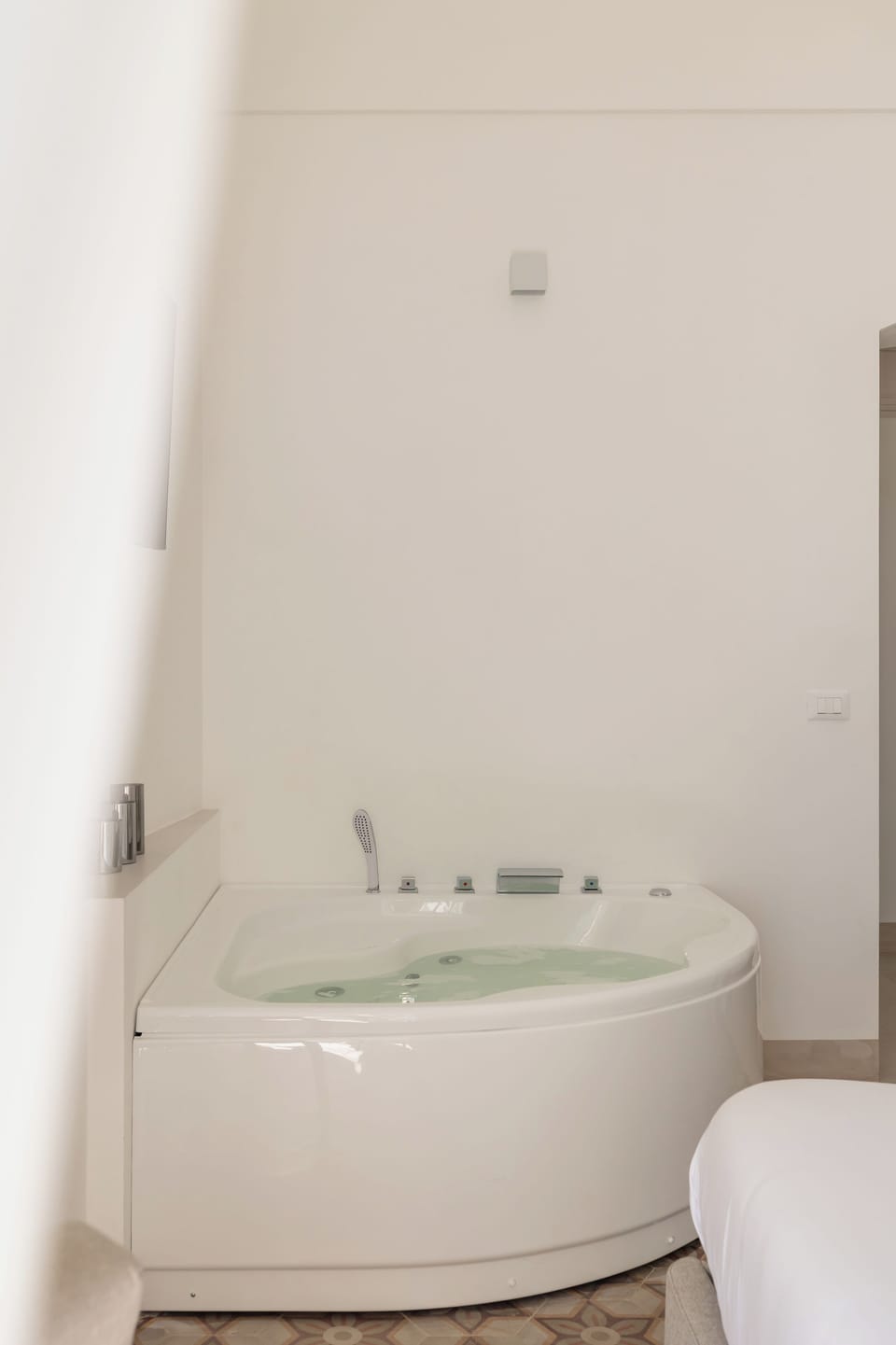 Deluxe Room, Sea View | In-room safe, individually decorated, individually furnished, desk