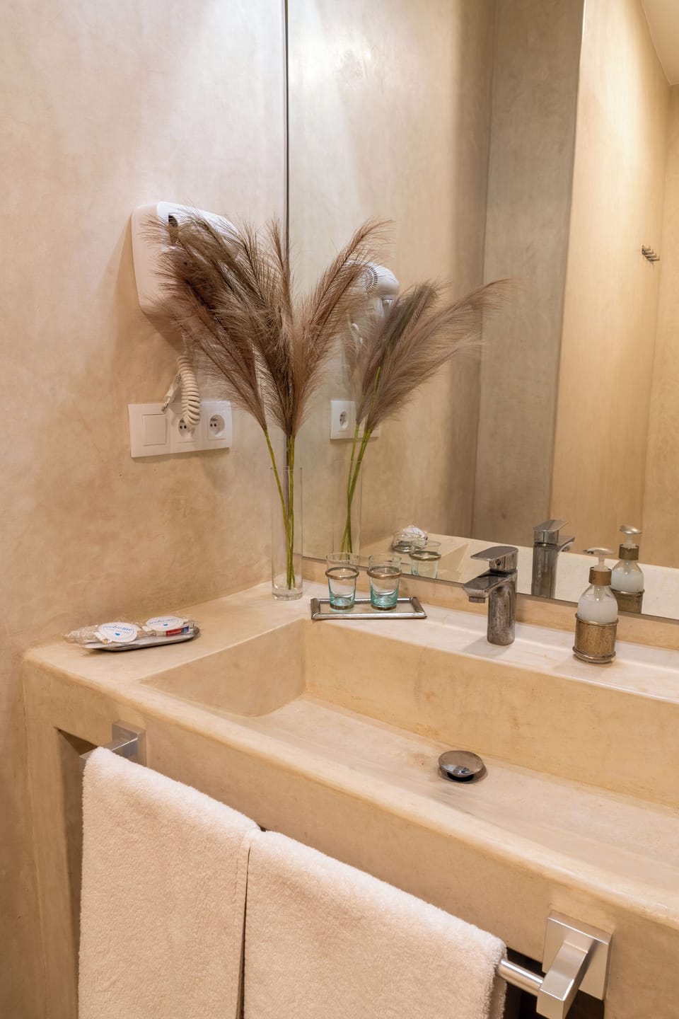 Standard Double Room | Bathroom | Towels, soap, shampoo, toilet paper