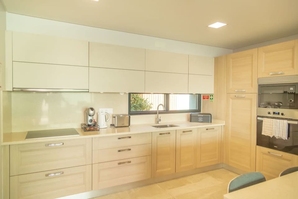 House | 4 bedrooms, desk, Internet