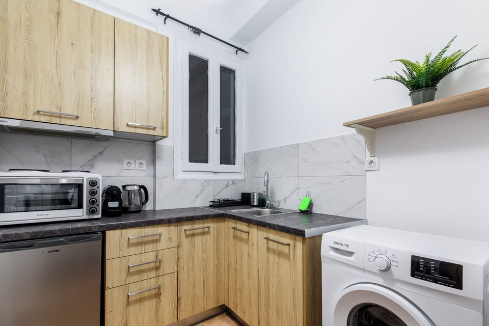 Apartment, 1 Bedroom, Kitchen, City View | Private kitchen | Mini-fridge, oven, stovetop, espresso maker