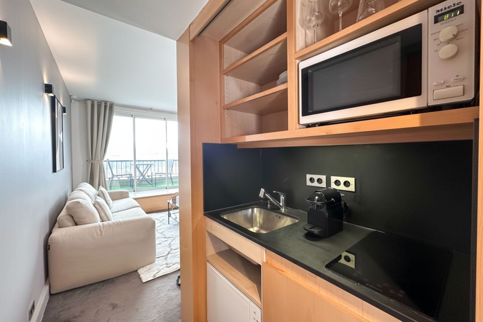 Deluxe Studio, City View | Private kitchen | Mini-fridge, microwave, stovetop, dishwasher