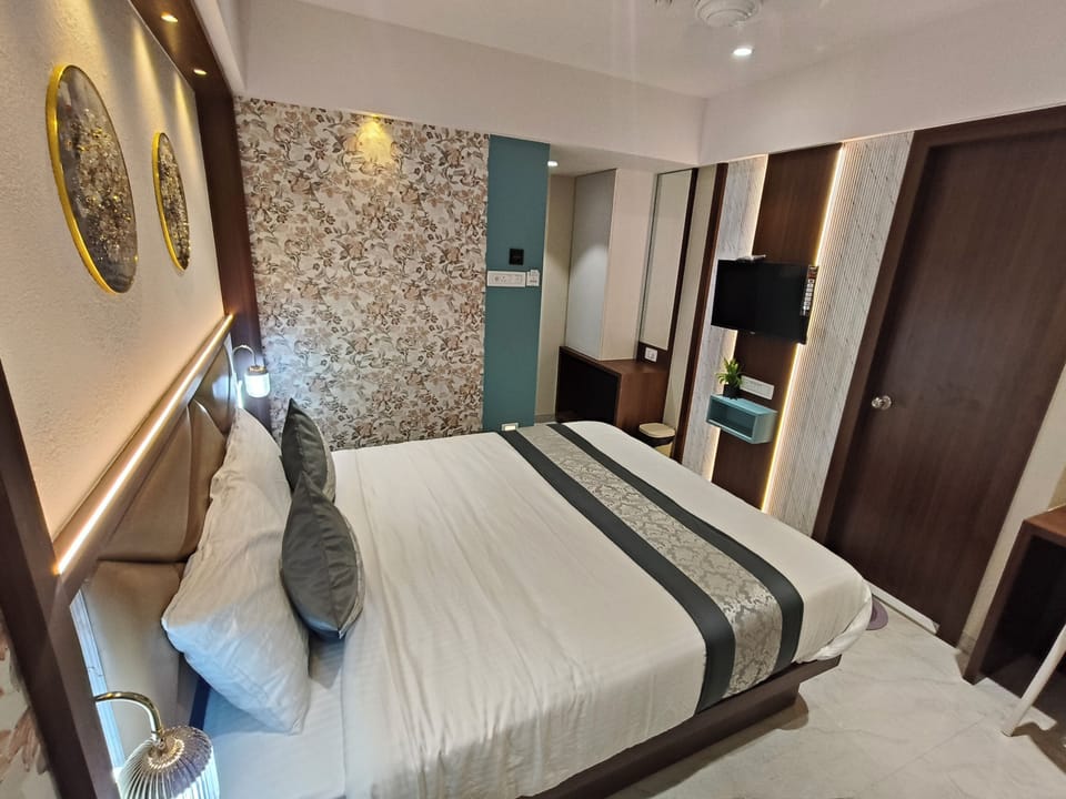 Deluxe Room | Laptop workspace, free WiFi