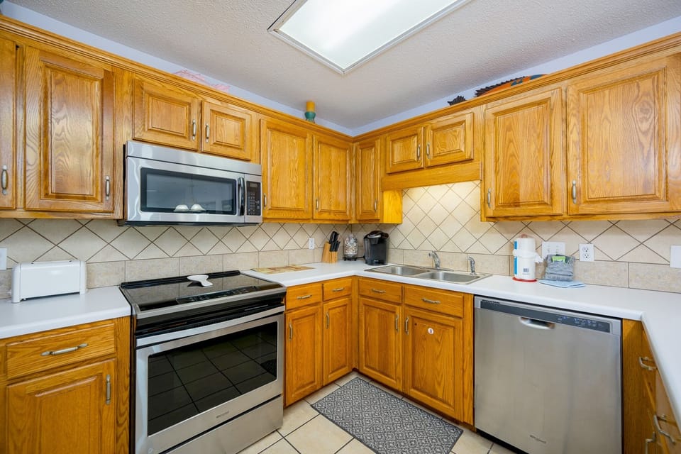 Condo, 1 Bedroom | Private kitchen | Coffee/tea maker, fridge, oven