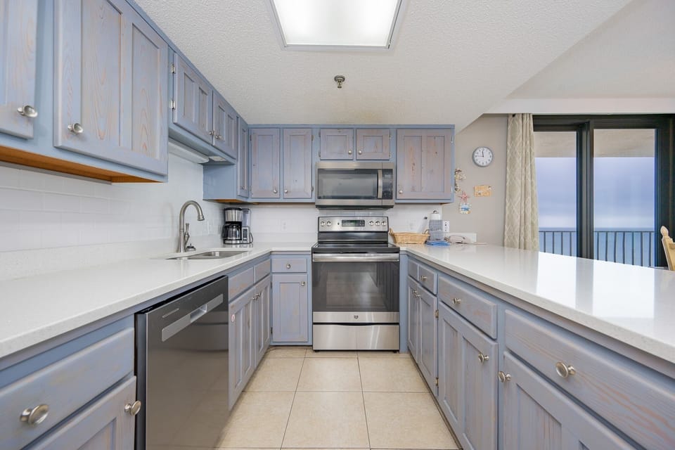 Condo, 3 Bedrooms | Private kitchen | Coffee/tea maker, fridge, oven