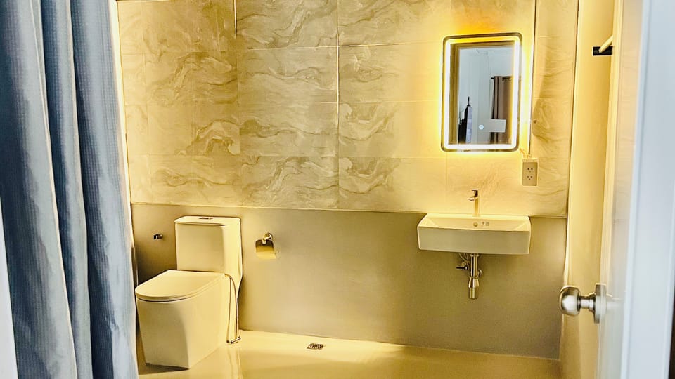 Deluxe Double or Twin Room, City View | Bathroom | Shower, hair dryer, bidet, towels