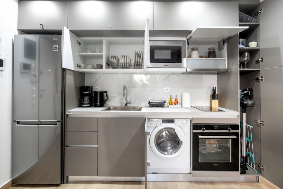 Studio, 1 Double Bed, Kitchen, City View | Private kitchen | Full-size fridge, microwave, oven, stovetop