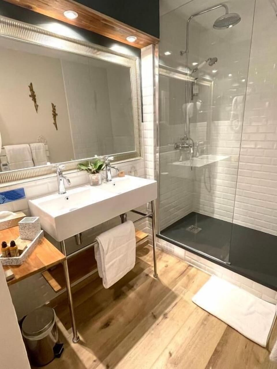Superior Twin Room | Bathroom | Free toiletries, hair dryer, towels