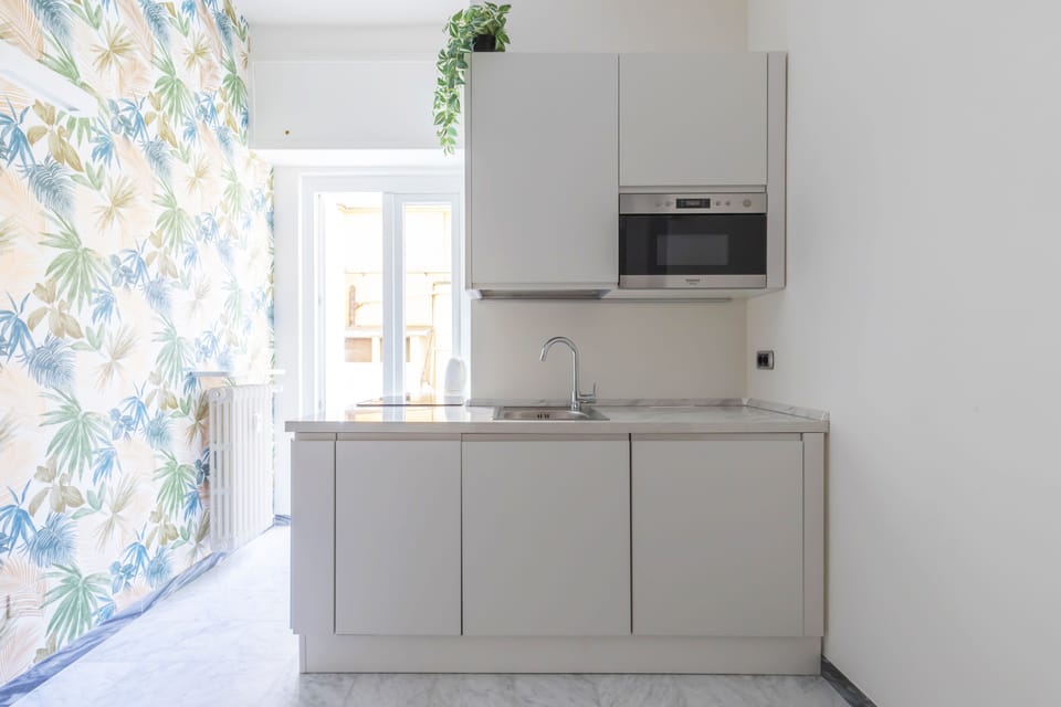 Apartment, 2 Bedrooms, 2 Bathrooms | Private kitchen | Electric kettle, dining tables