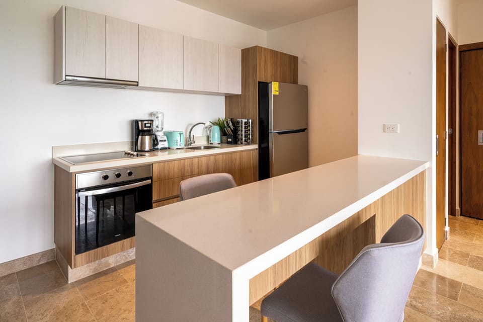 Deluxe Condo, Balcony, City View | Private kitchen