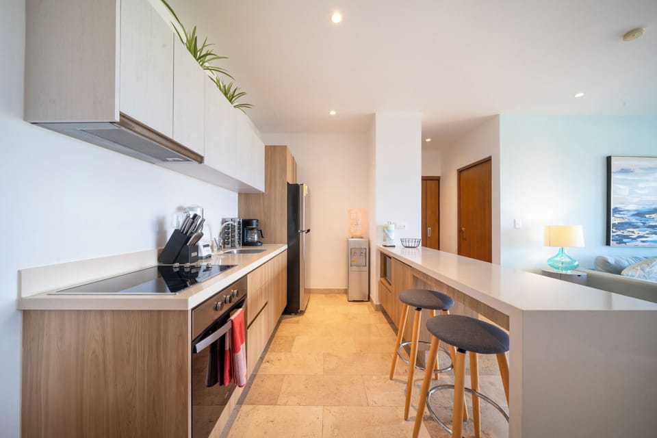 Deluxe Condo, Balcony, City View | Private kitchen