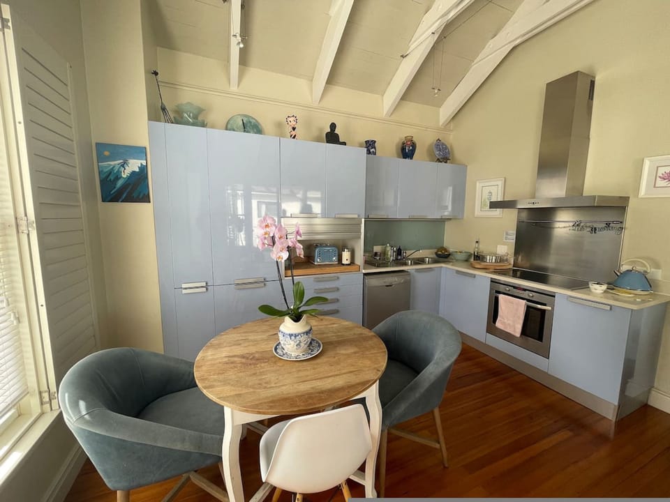 House | 2 bedrooms, desk