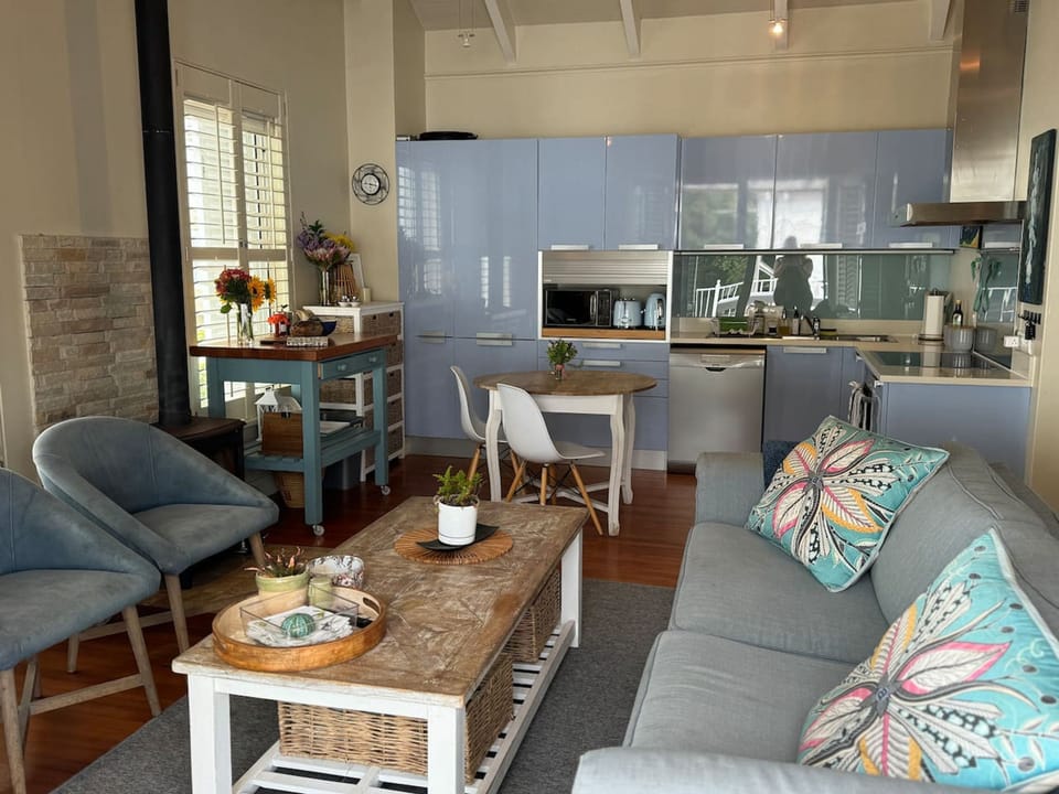 House | 2 bedrooms, desk