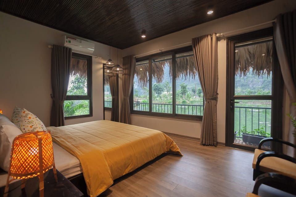 Deluxe Room, 1 King Bed, Balcony, Mountain View | Free minibar items, blackout drapes, free WiFi, bed sheets