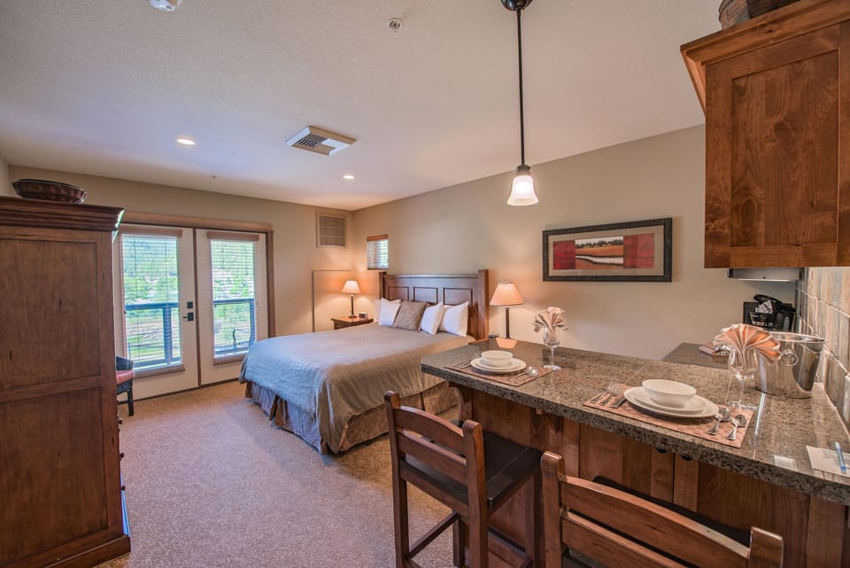 Deluxe Room, 1 King Bed (Studio Condo) | Free WiFi, bed sheets