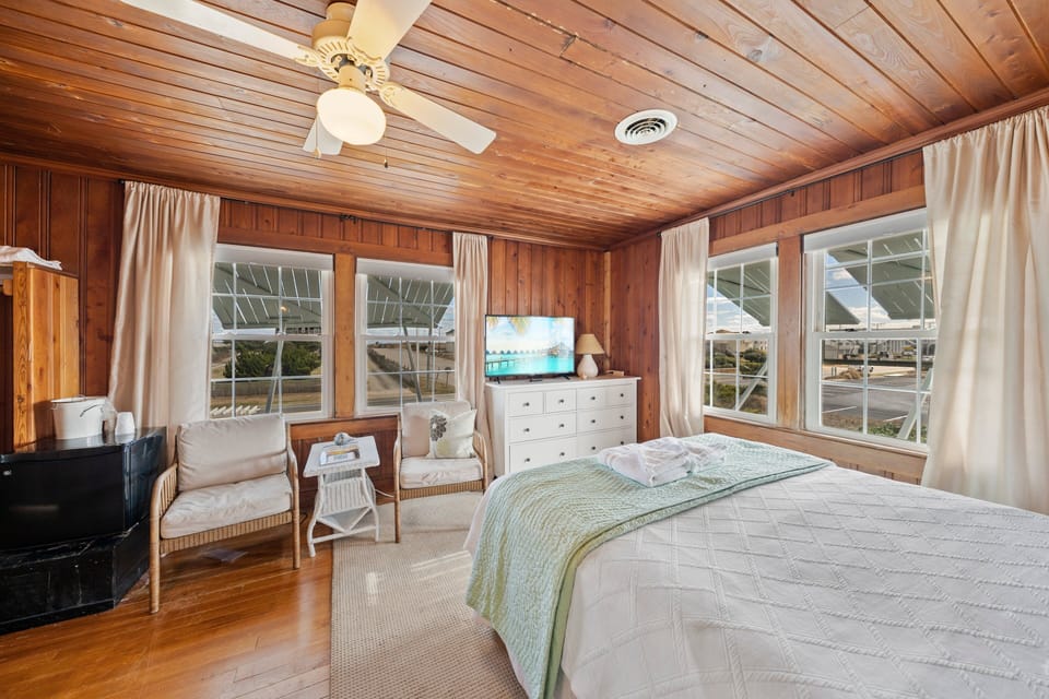 Room, 1 Queen Bed (The Pamlico) | Laptop workspace, iron/ironing board (on request), WiFi (free)