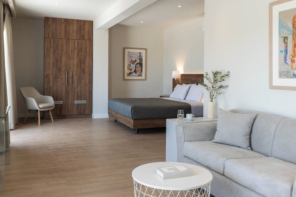 Port Suite | In-room safe, desk, laptop workspace, free WiFi