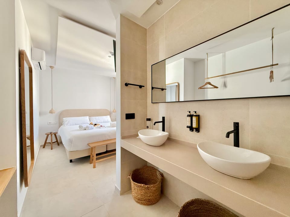 Standard Double Room | Bathroom | Hair dryer, towels, soap, shampoo