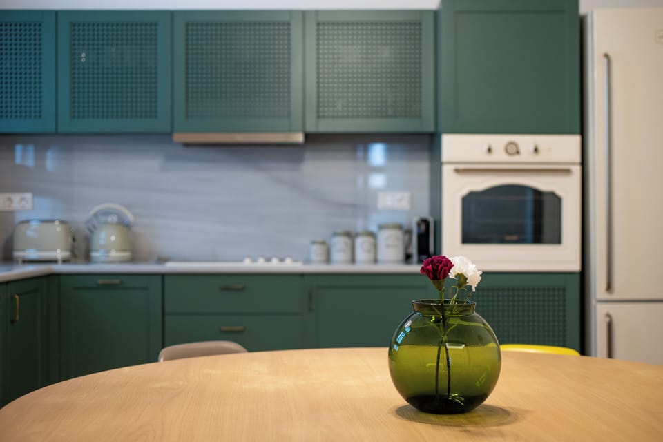 Apartment, 3 Bedrooms, Kitchen, City View | In-room dining