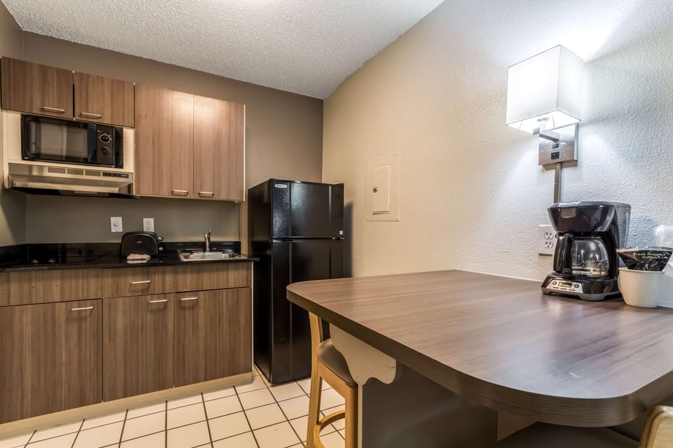 Fridge, microwave, oven, coffee/tea maker