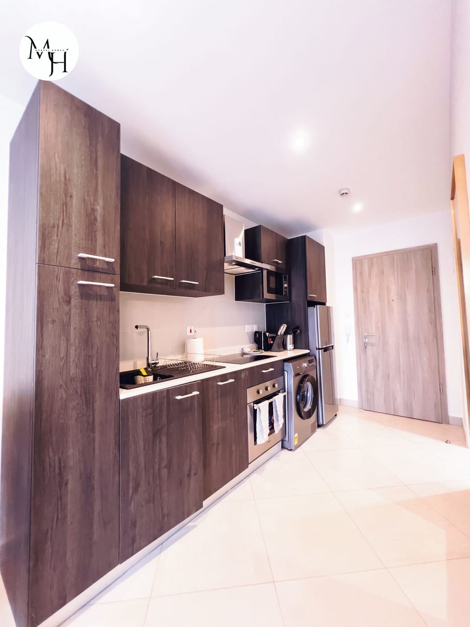 Deluxe Studio Suite, Balcony | Private kitchenette | Full-size fridge, microwave, oven, stovetop