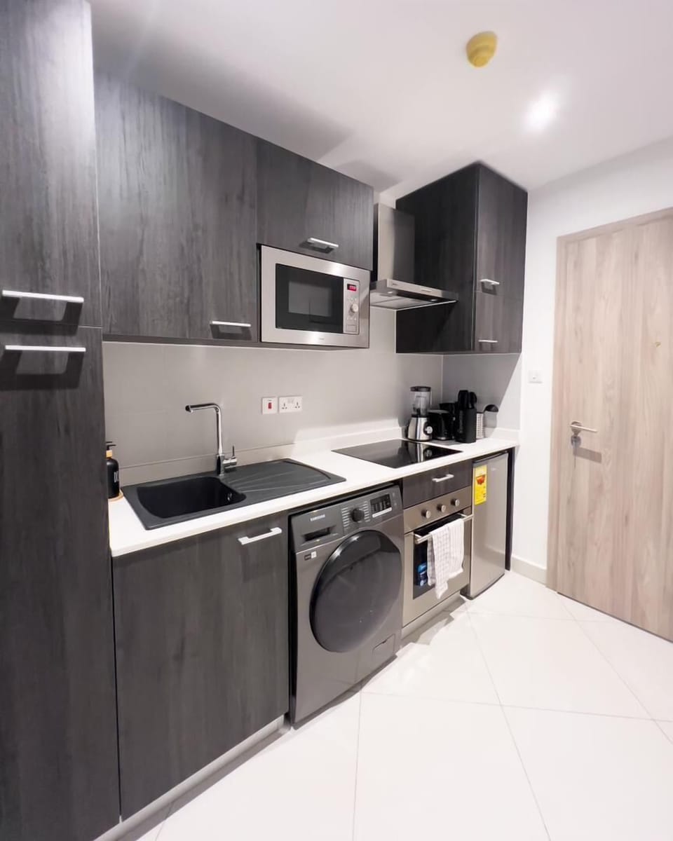 Deluxe Studio Suite, Balcony | Private kitchenette | Full-size fridge, microwave, oven, stovetop