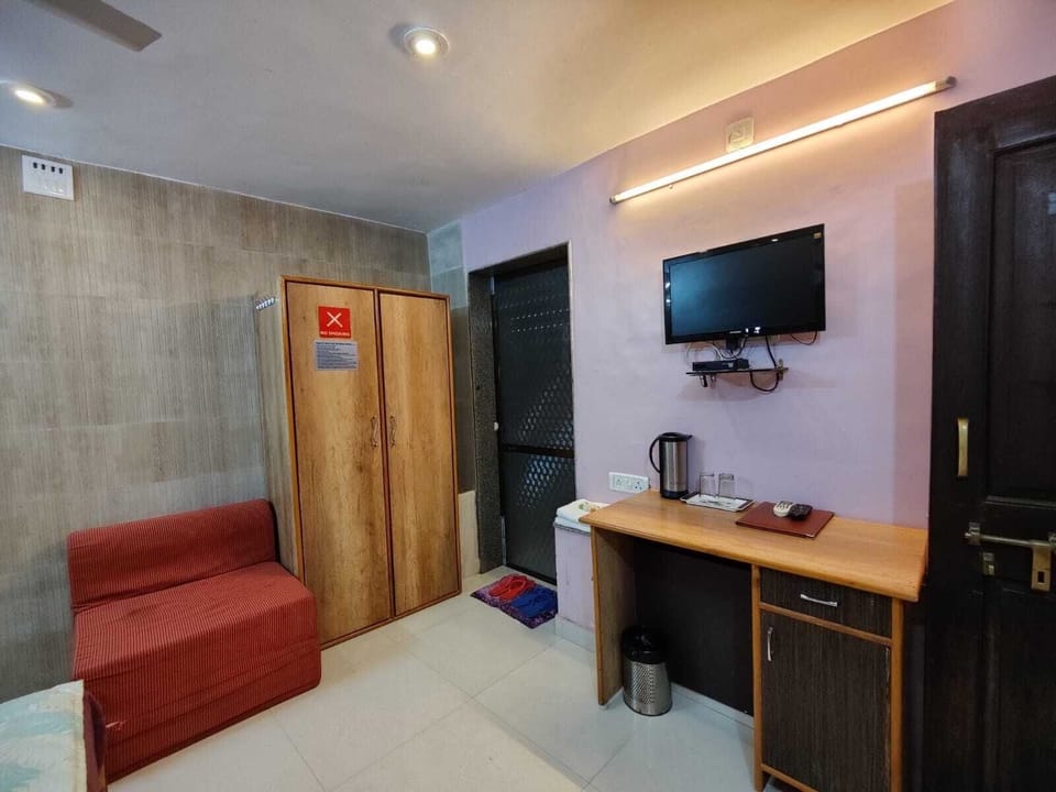 Deluxe Room | Desk, free WiFi