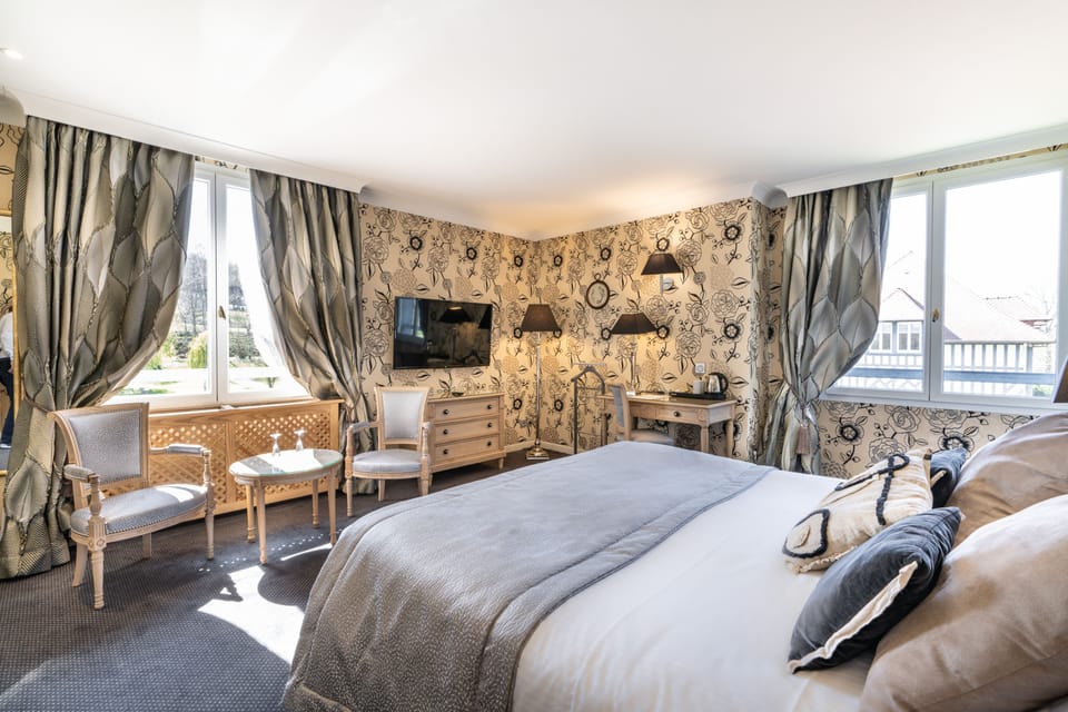 Superior Room | Minibar, in-room safe, desk, laptop workspace