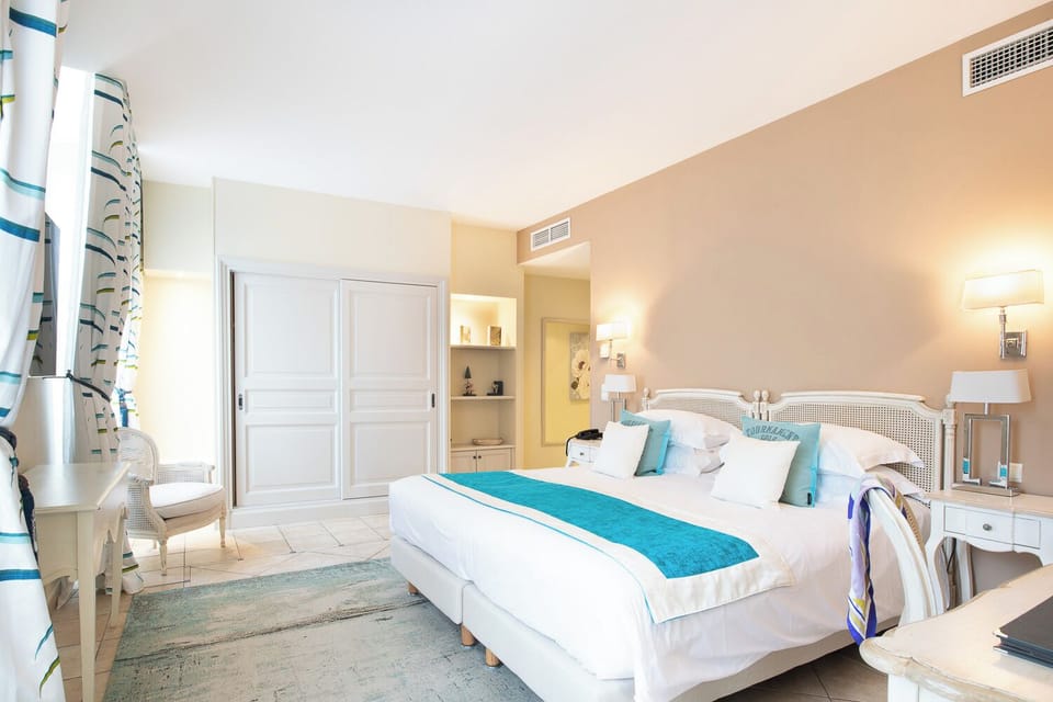 Suite, Terrace | Minibar, in-room safe, desk, iron/ironing board