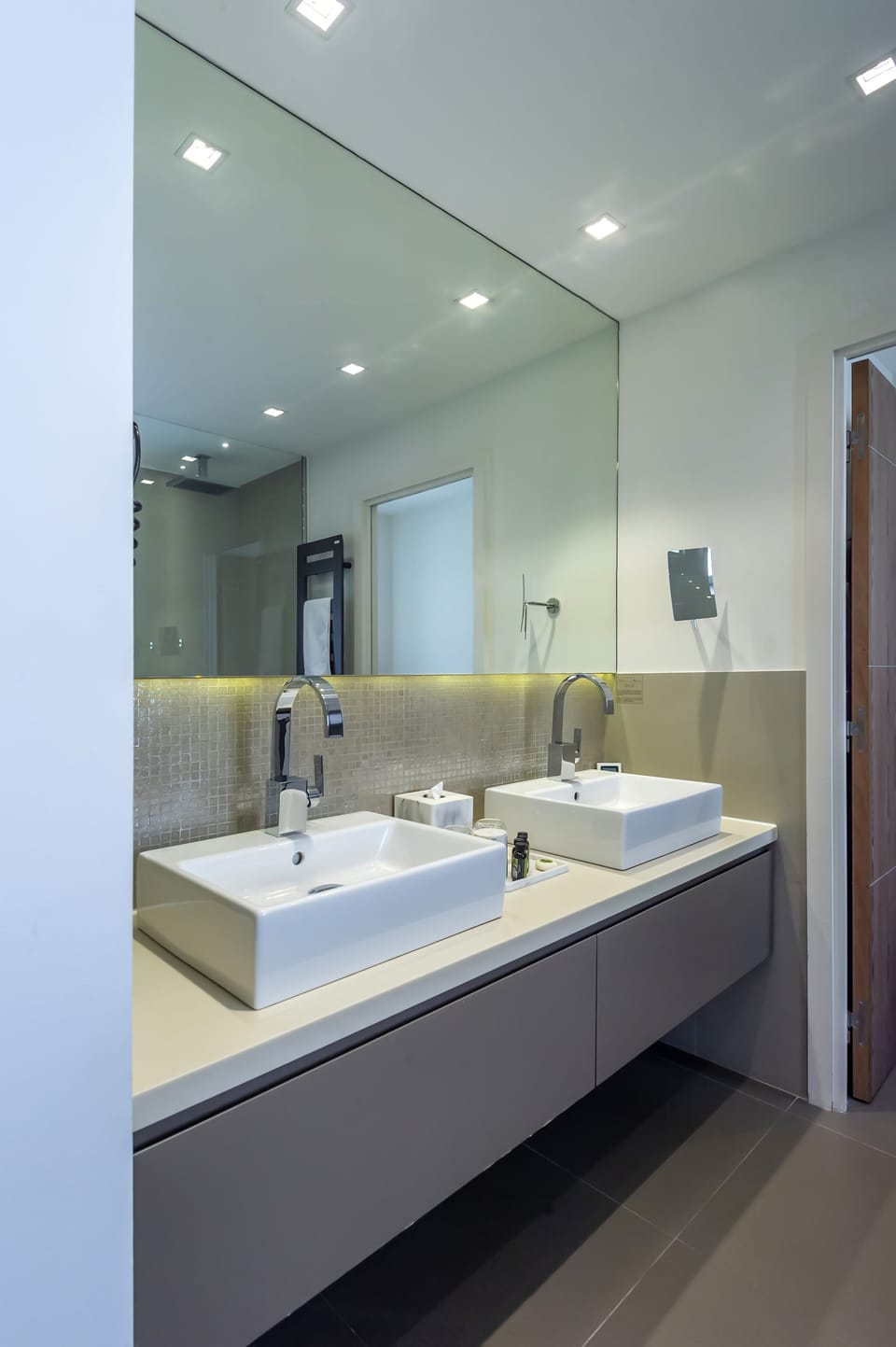 Deluxe Room, Terrace | Bathroom | Free toiletries, hair dryer, bathrobes, towels