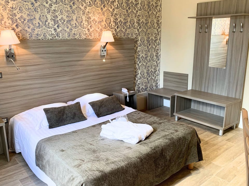 Desk, laptop workspace, free WiFi, bed sheets