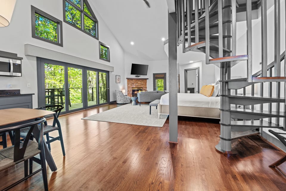 Family Cottage | Blackout drapes, soundproofing, free WiFi