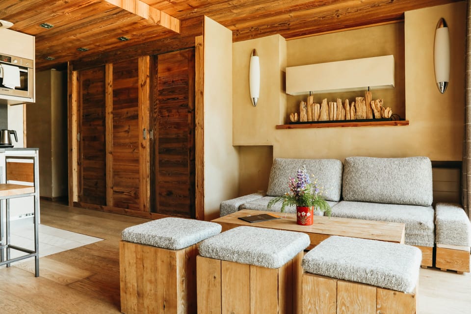 Suite (Vue Mont Blanc) | Living area | 32-inch flat-screen TV with digital channels, TV, books