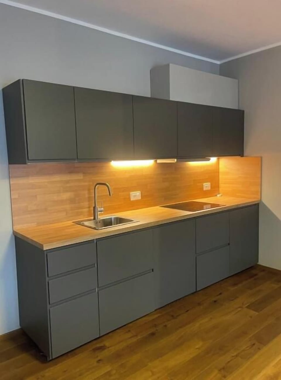 Apartment, Balcony | Private kitchen | Dining table
