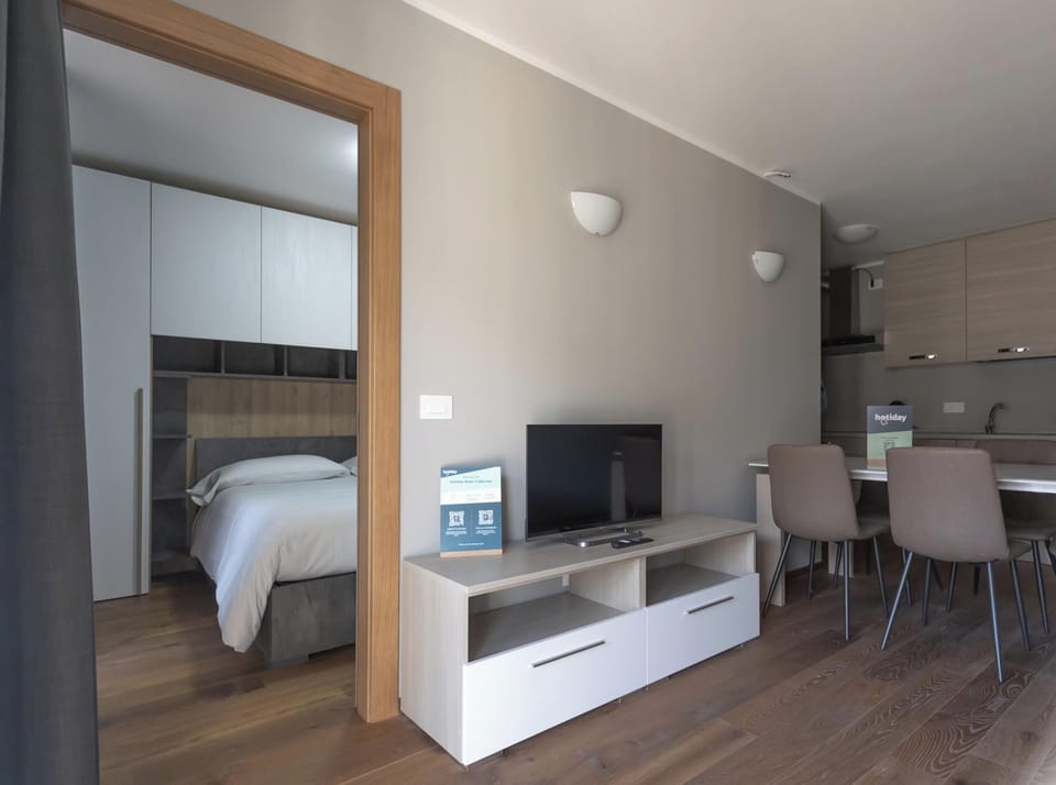 Apartment, Balcony | Living area | 32-inch Smart TV with cable channels