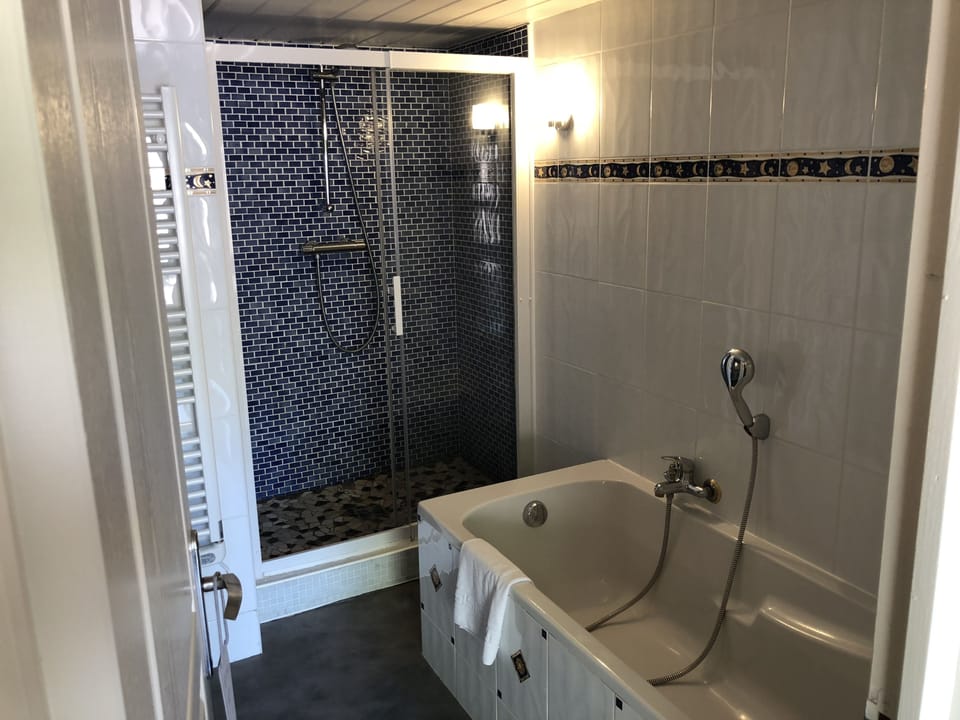 Family Suite | Bathroom | Combined shower/tub, free toiletries, hair dryer, towels