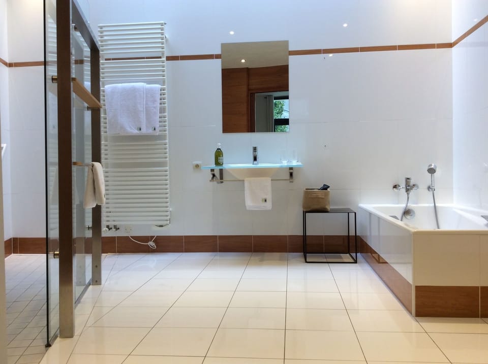 Family Room, 1 Bedroom | Bathroom | Free toiletries, hair dryer, towels