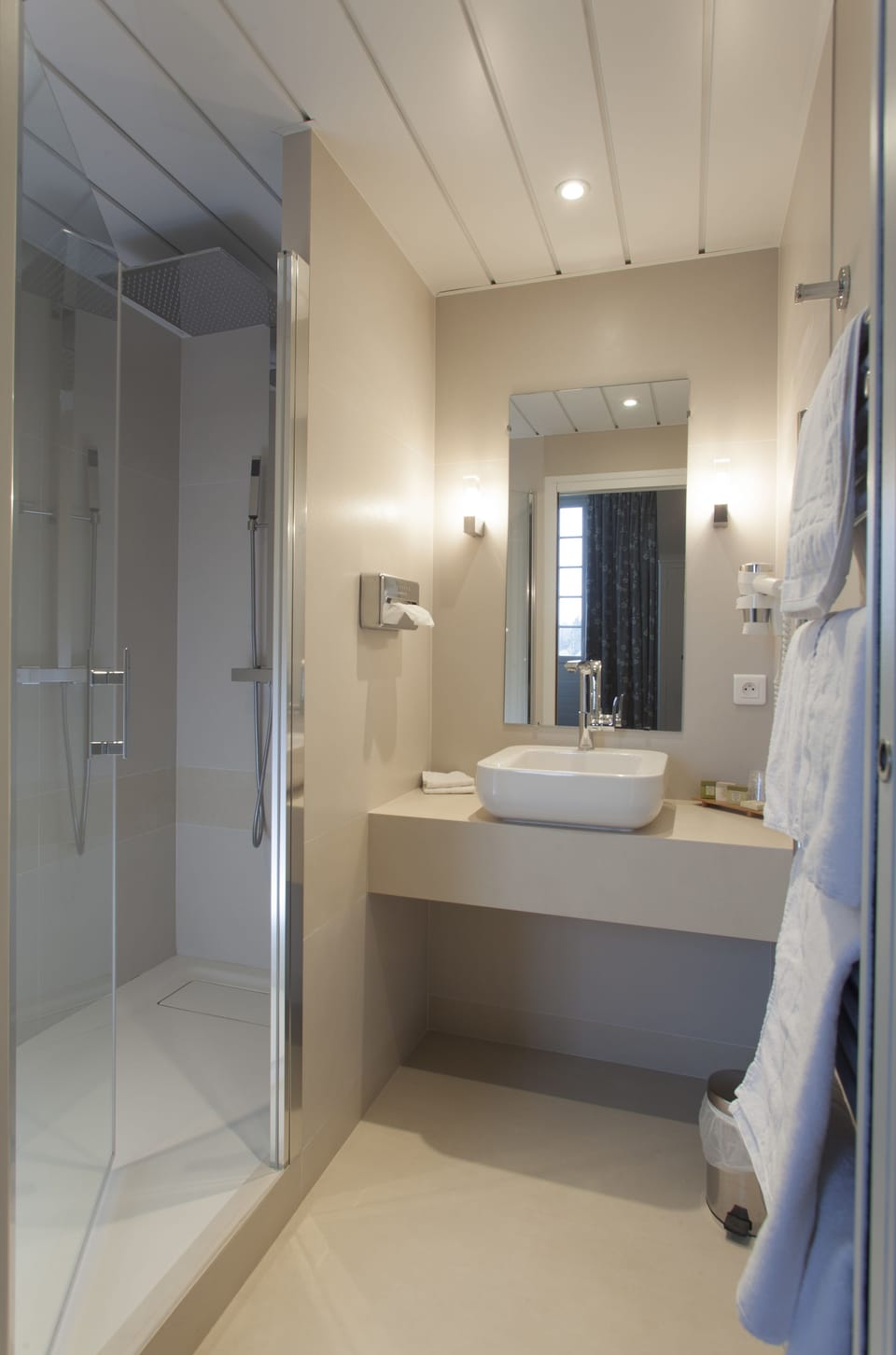 Double Room (Salon) au Moulin | Bathroom | Free toiletries, towels, soap, shampoo