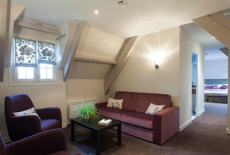 Suite au Moulin | Living room | 40-cm flat-screen TV with satellite channels, TV