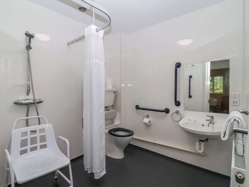 Harcombe House Accessible Pet Free Bungalow Sleeps 6 Cottage in Teignbridge