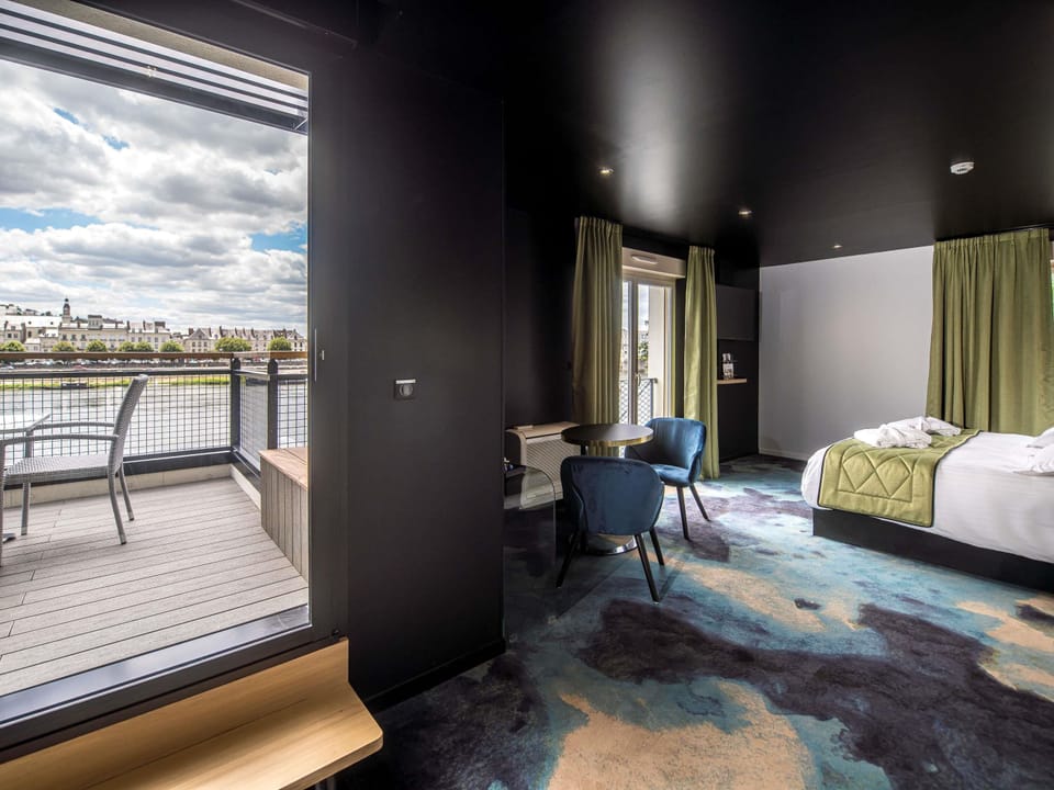 Premium bedding, in-room safe, desk, blackout drapes