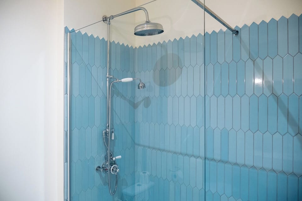 Economy Double Room | Bathroom | Hair dryer, towels, soap, shampoo