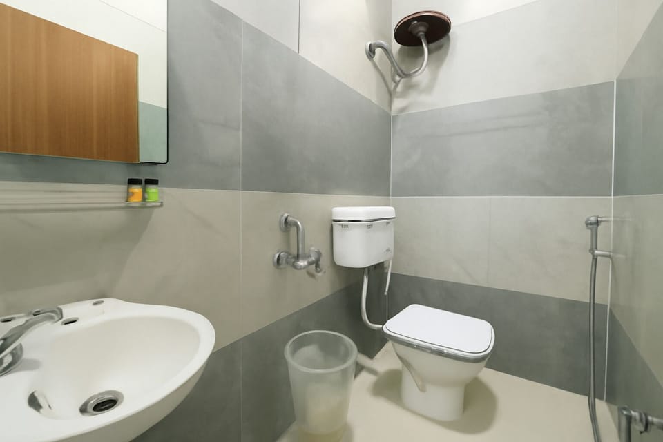 Superior Room | Bathroom | Shower, towels