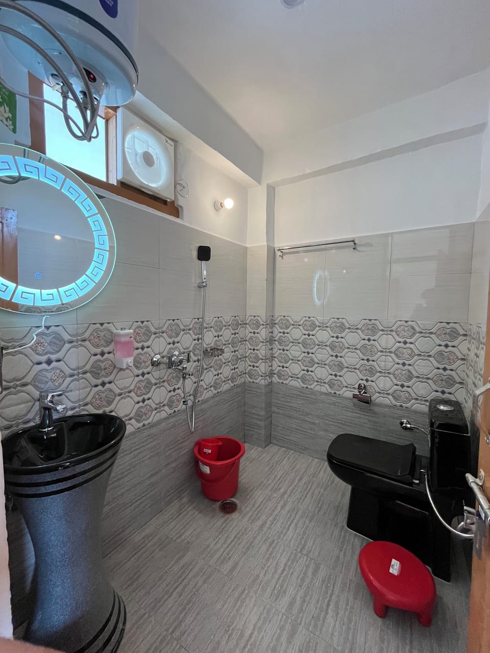 Deluxe Double Room, Balcony, Hill View | Bathroom | Shower, free toiletries, slippers, bidet
