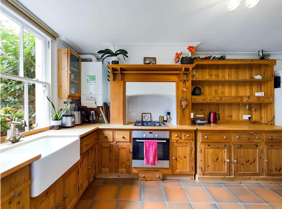 House | 1 bedroom, desk